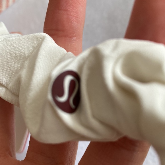 Lululemon x Team Canada Uplifting Scrunchie White - Picture 3 of 3